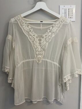 Free People Off-White Flowy, Lace Top. Like new XS